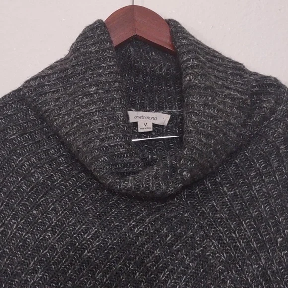 SLIGHTLY USED ONETHELAND PONCHO DARK GRAY SIZE MEDIUM 100% ACRYLIC - Picture 3 of 12